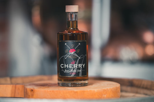 Old Cherry Schnaps auf einem Holzfass von RealBlackForest, ideal für Whiskey Liebhaber