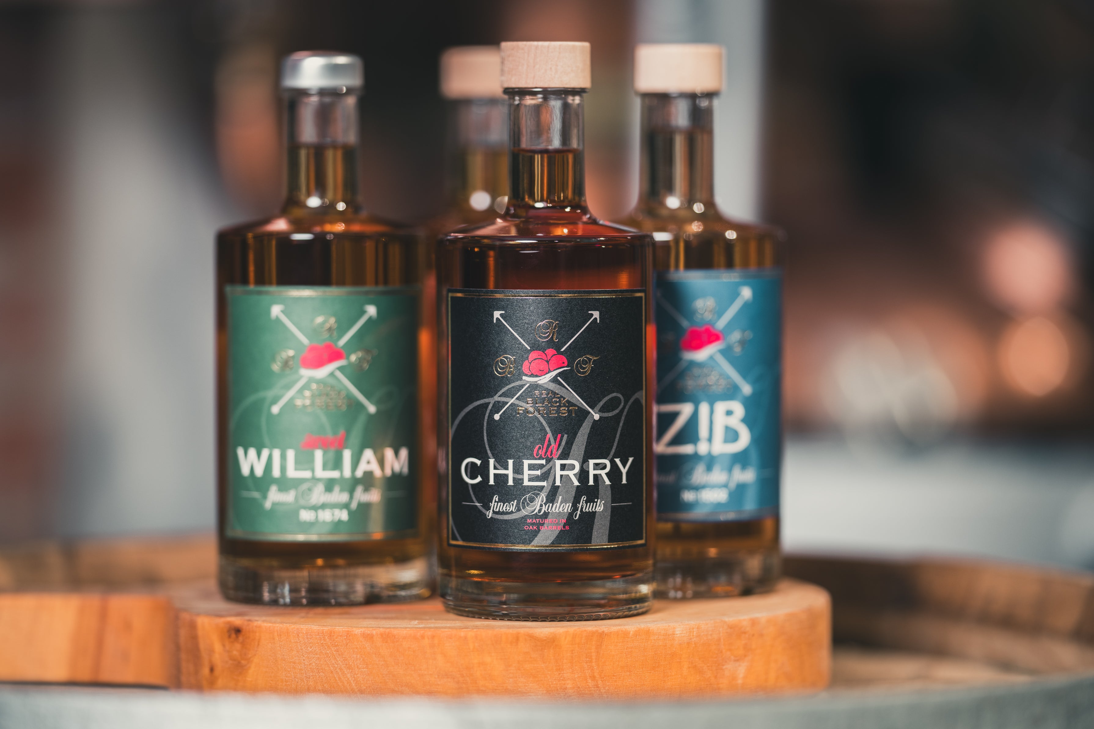 Dauerbrenner Schnäpse Old Cherry Sweet William und ZIB auf einem Holzfass von Realblackforest