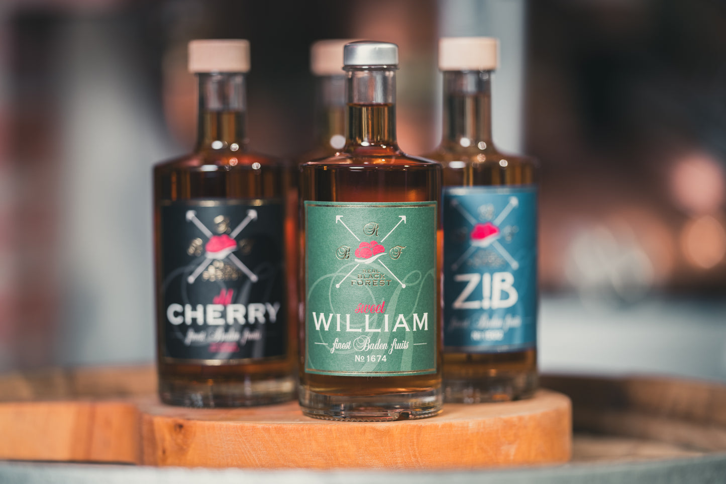 Dauerbrenner Schnäpse Old Cherry Sweet William und ZIB auf einem Holzfass von Realblackforest