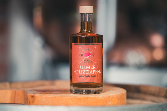 Ulmer Polizeiapfel auf einem Holzfass von RealBlackForest, Ulmer Brand mit traditionellem Polizeiapfel