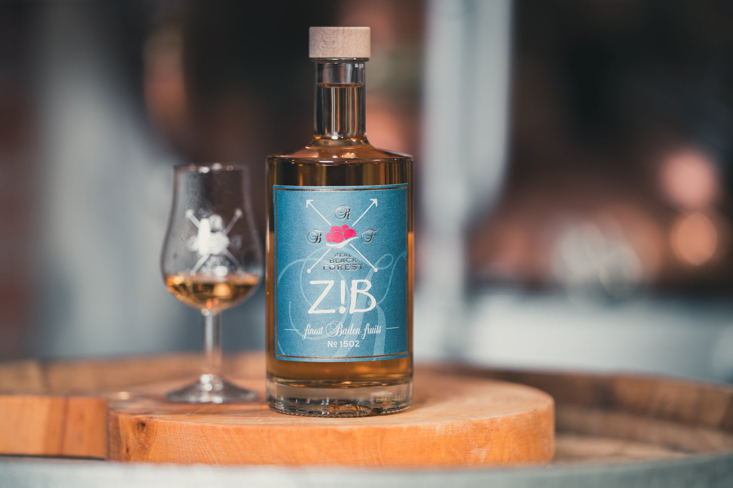 Flasche ZIB Schnaps, basierend auf Zibartenbrand auf einem Holzfass von RealBlackForest mit Schnapsglas