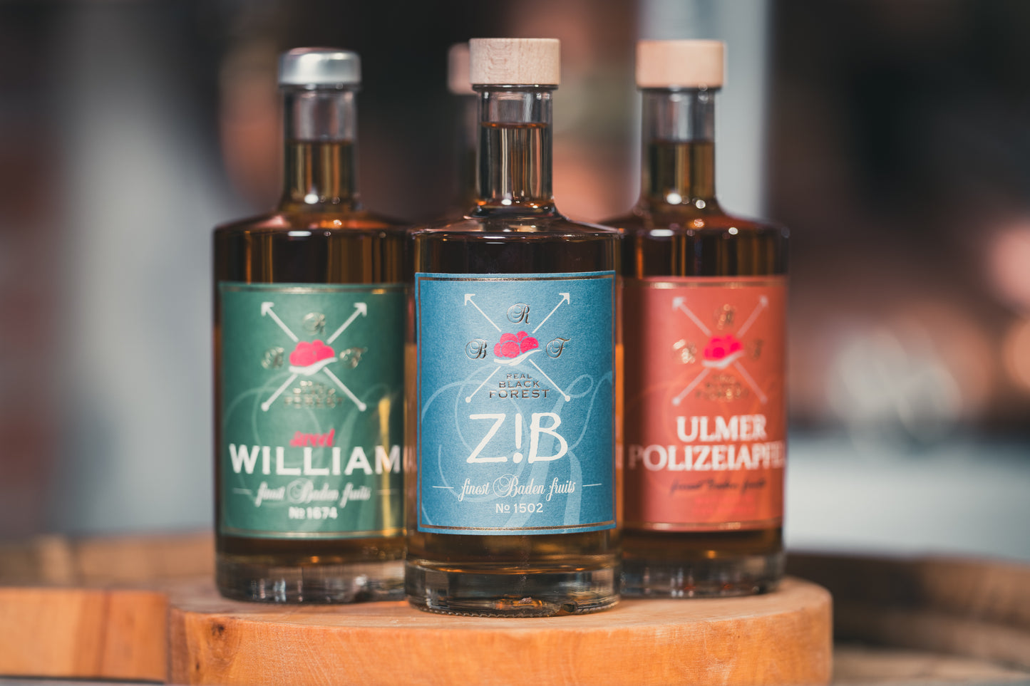 Dauerbrenner Schnäpse Old Cherry Sweet William und ZIB auf einem Holzfass von Realblackforest