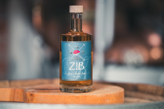 Flasche ZIB Schnaps, basierend auf Zibartenbrand auf einem Holzfass von RealBlackForest