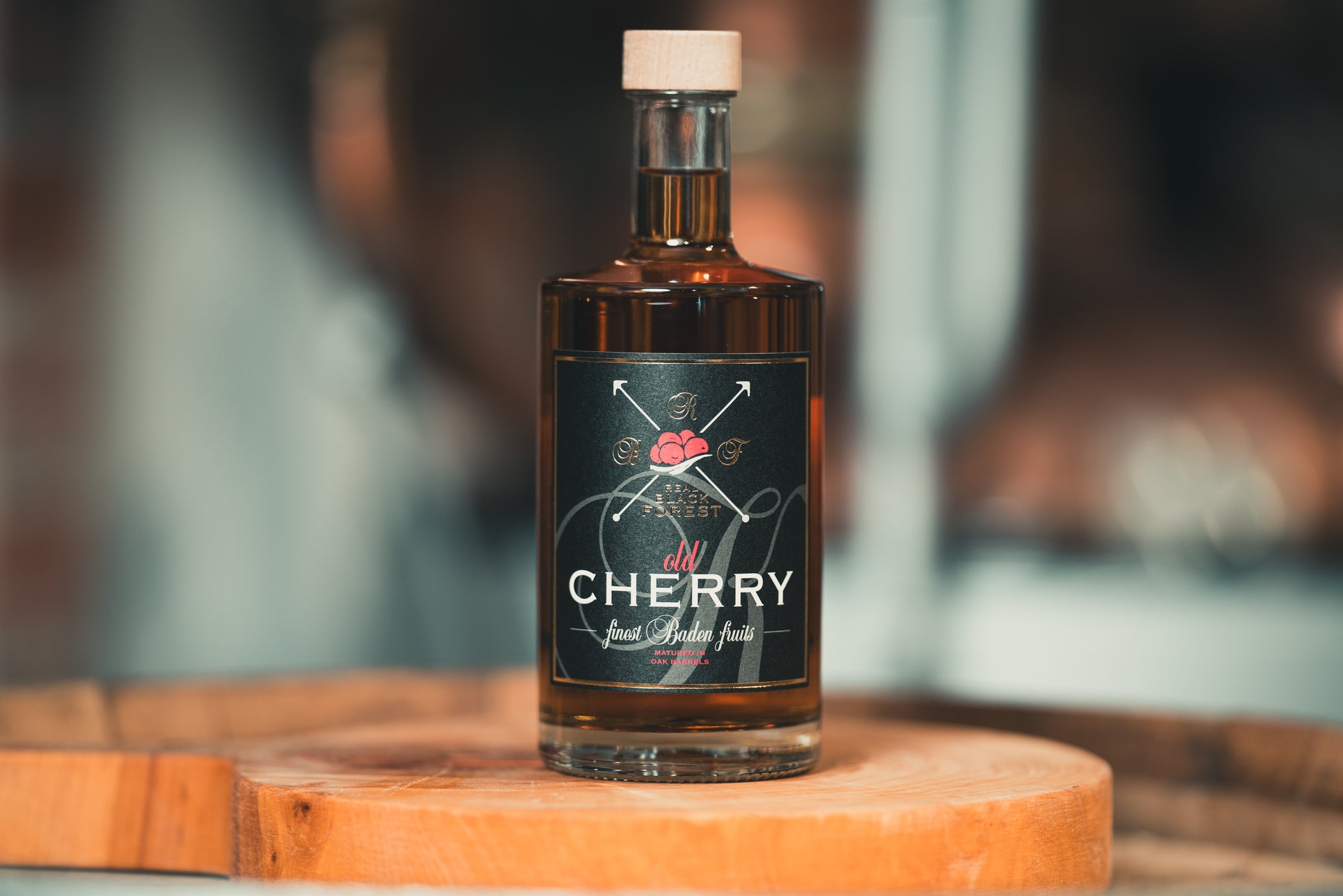 Old Cherry Schnaps auf einem Holzfass von RealBlackForest, ideal für Whiskey Liebhaber