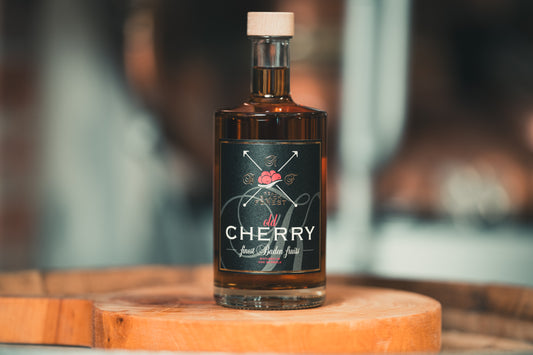 Old Cherry Schnaps auf einem Holzfass von RealBlackForest, ideal für Whiskey Liebhaber