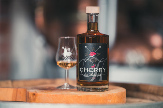 Old Cherry Schnaps auf einem Holzfass mit Schnapsglas von RealBlackForest, ideal für Whiskey Liebhaber