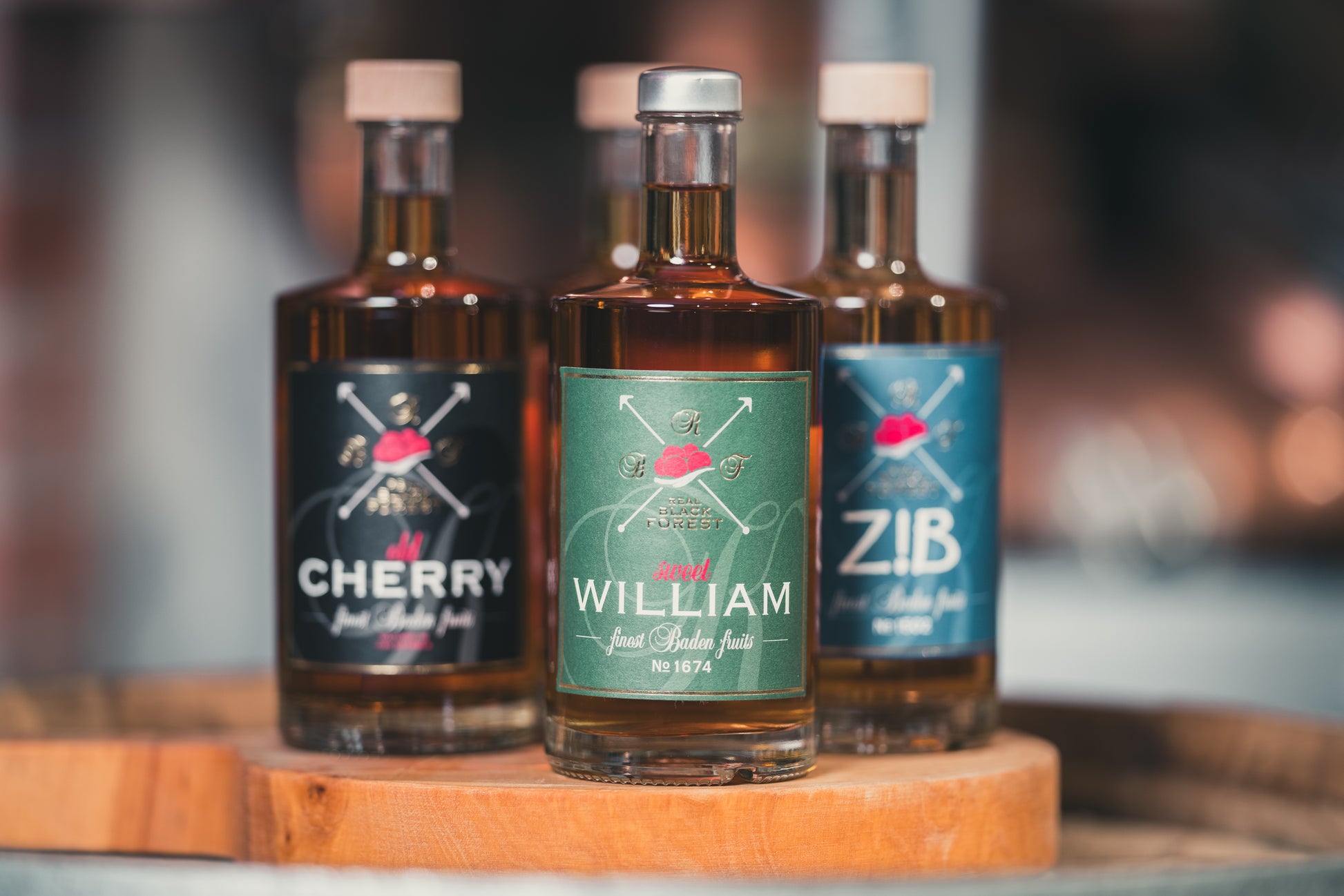 Dauerbrenner Schnäpse Old Cherry Sweet William und ZIB auf einem Holzfass von Realblackforest
