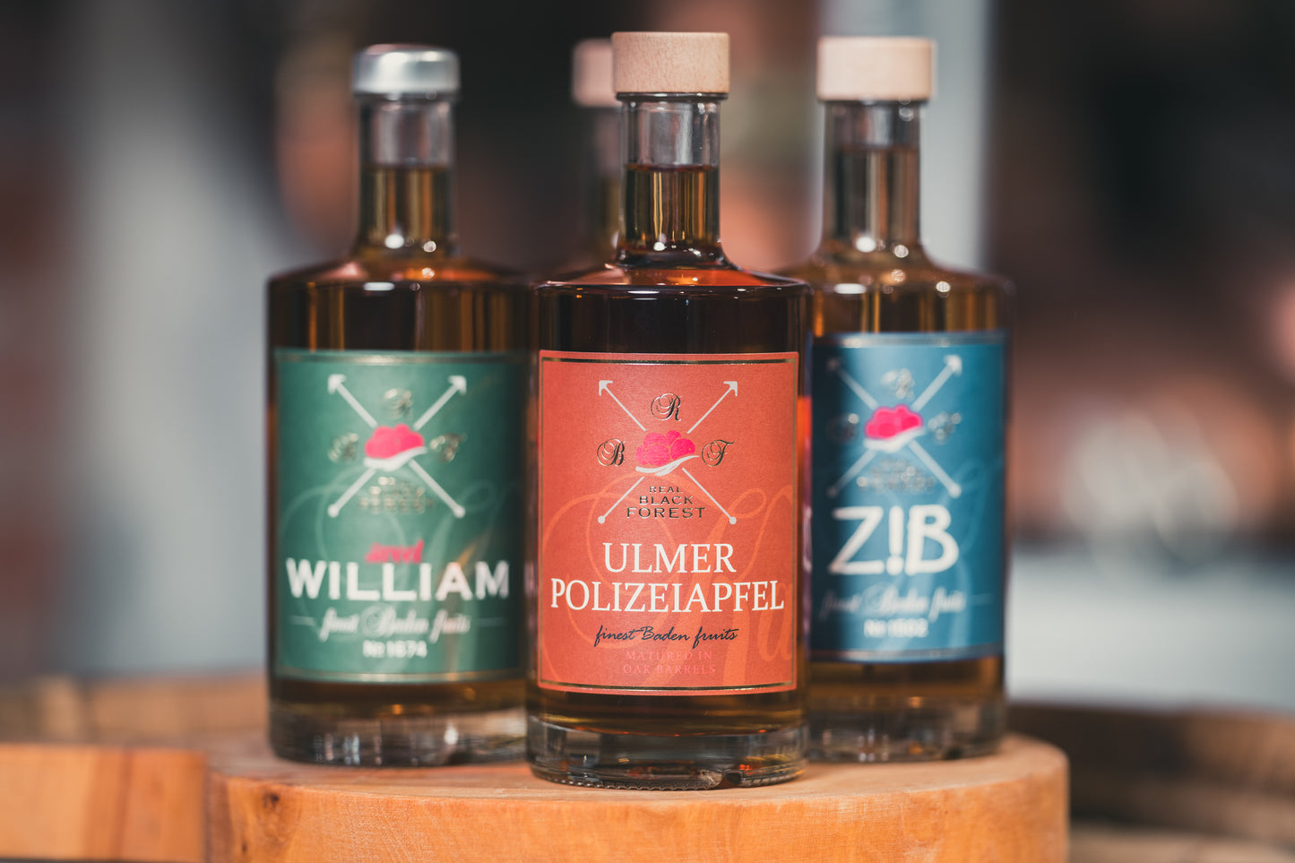 Dauerbrenner Schnäpse Old Cherry Sweet William und ZIB auf einem Holzfass von Realblackforest